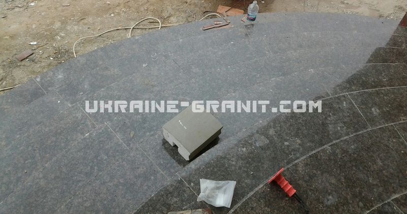 радиальные гранитные ступеньки
