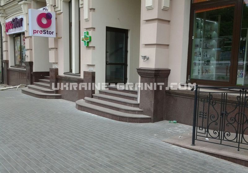 фасад и гранитные ступени