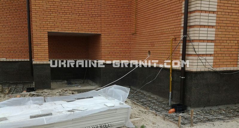 облицовка фасада здания в процессе
